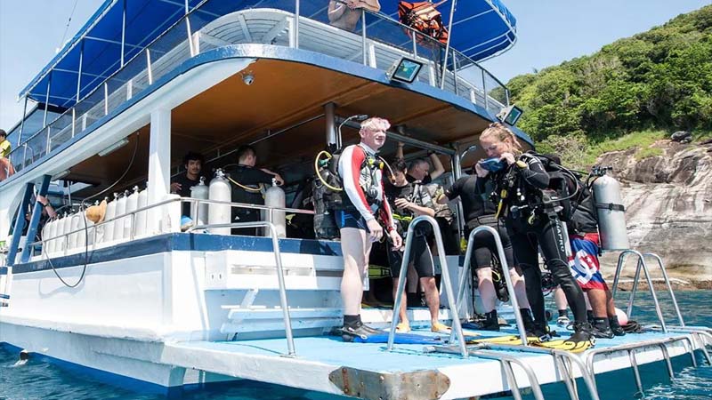okurcalar luxury diving boat
