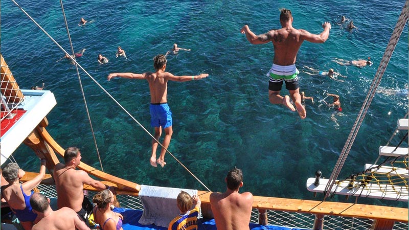 swimming-on-boat tour