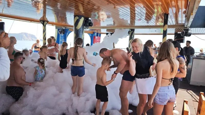 okurcalar boat foam party
