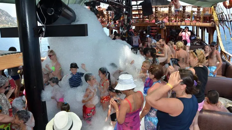 okurcalar foam party boat