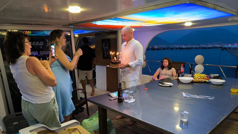birthday celebrate on yacht okurcalar